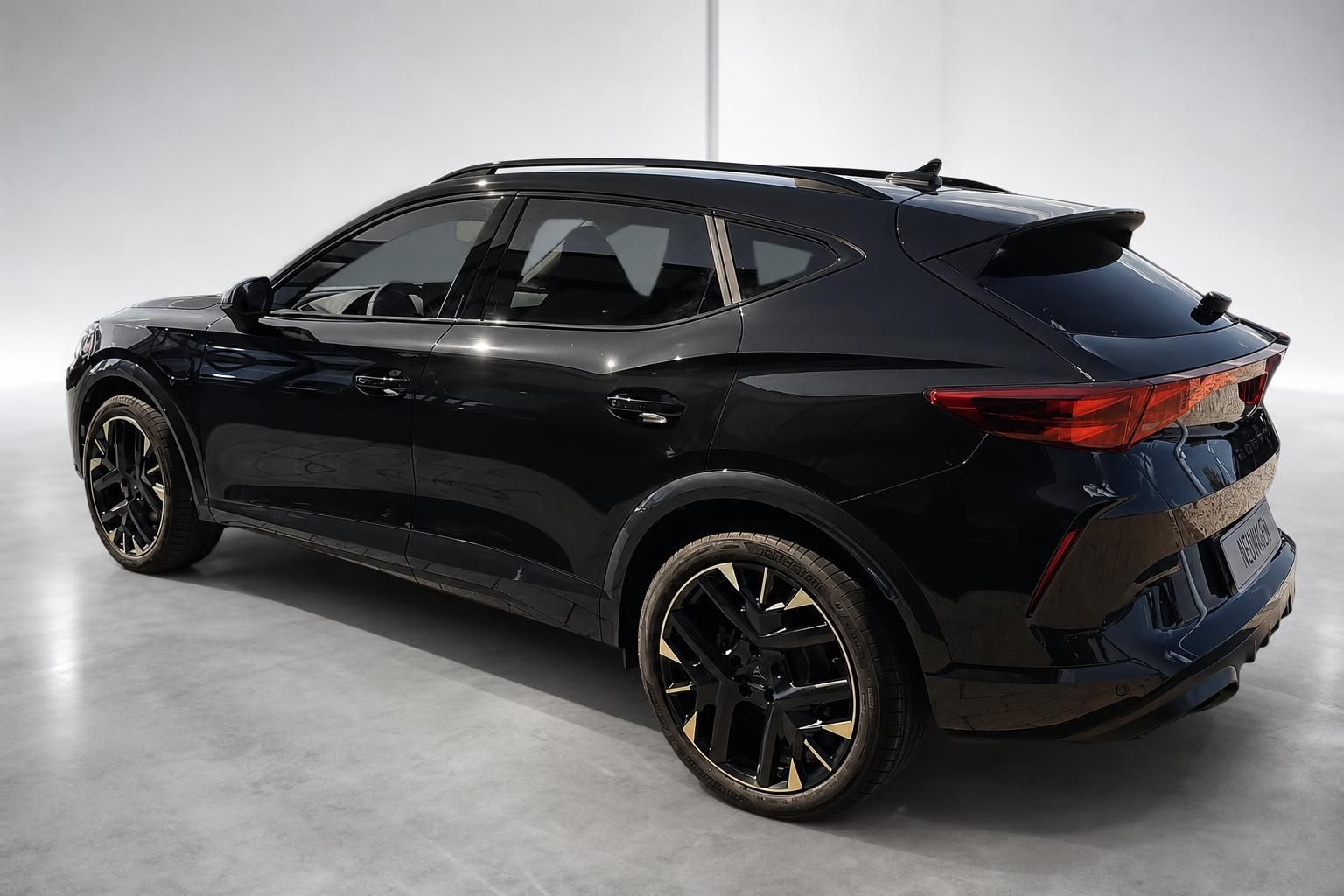 Cupra Formentor schwarz, Heckansicht mit Spoiler und Alufelgen