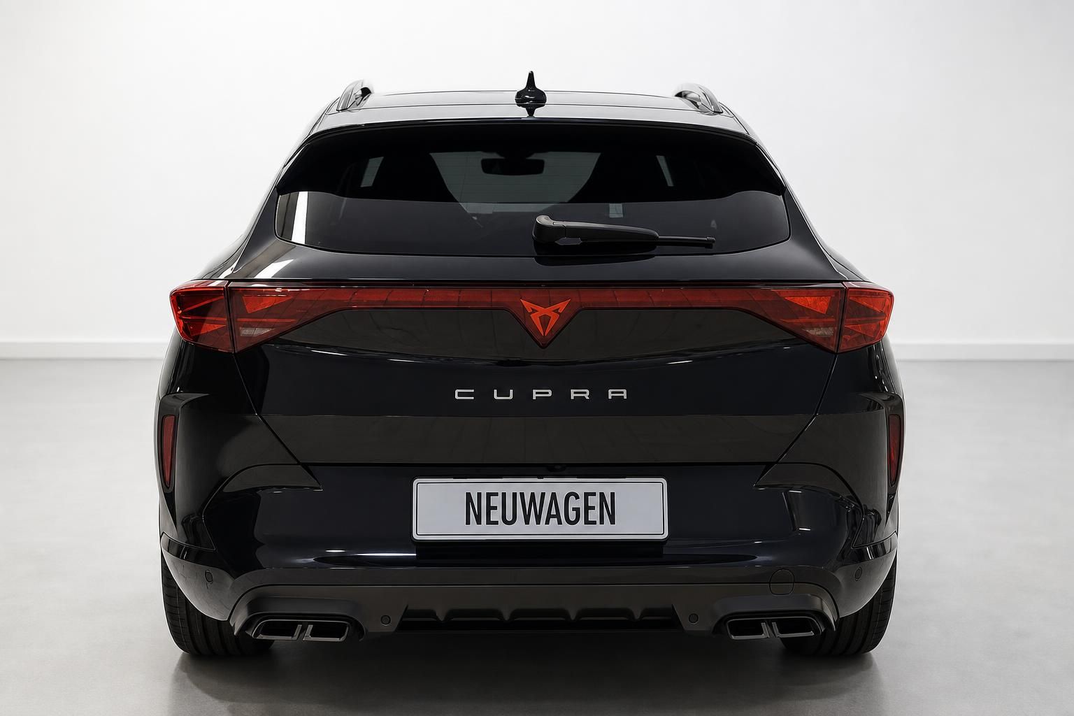 Cupra Kombi schwarz, Heckansicht mit Cupra Logo und LED-Rückleuchten