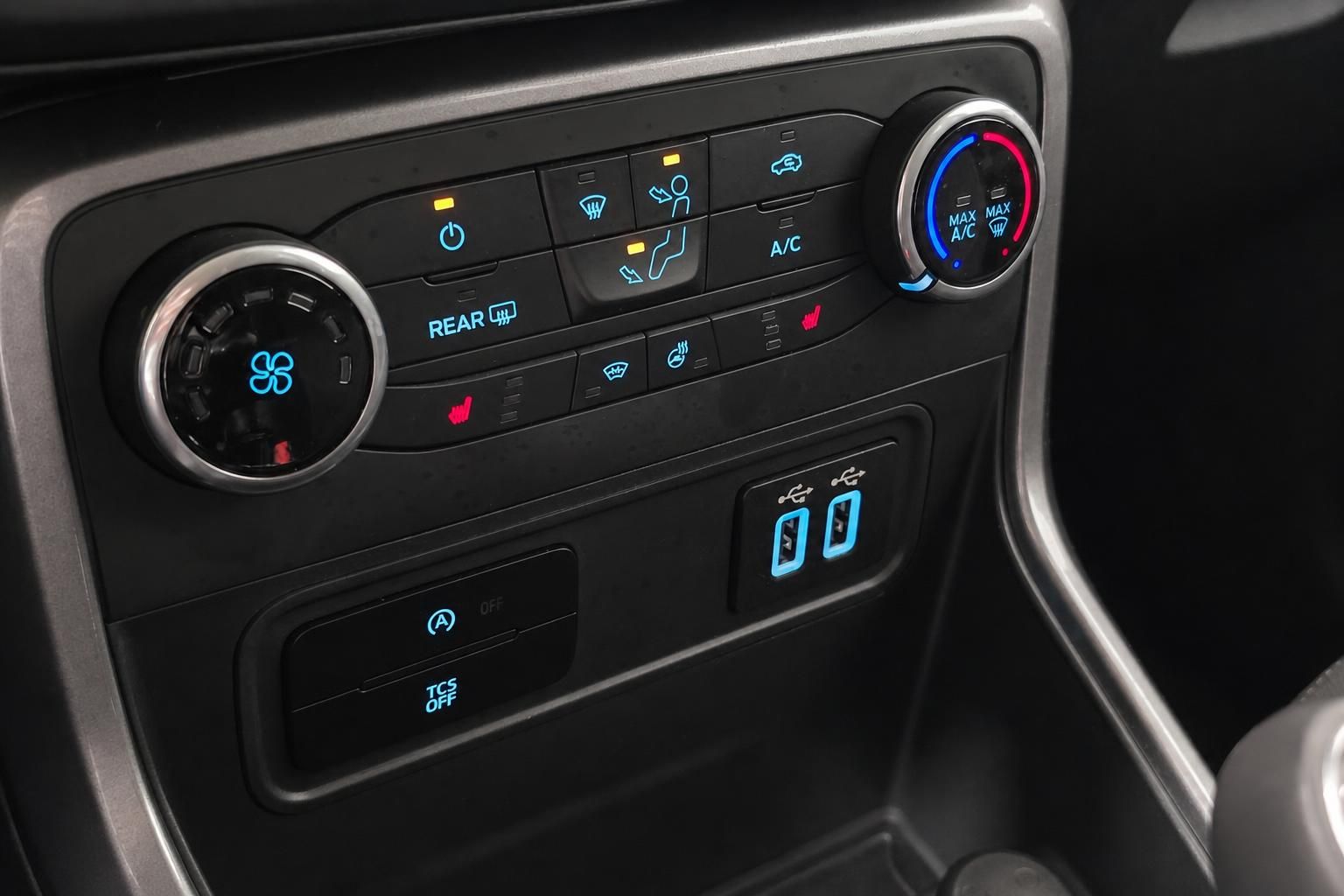 Klimabedienelemente und USB-Anschlüsse im Fahrzeug-Innenraum