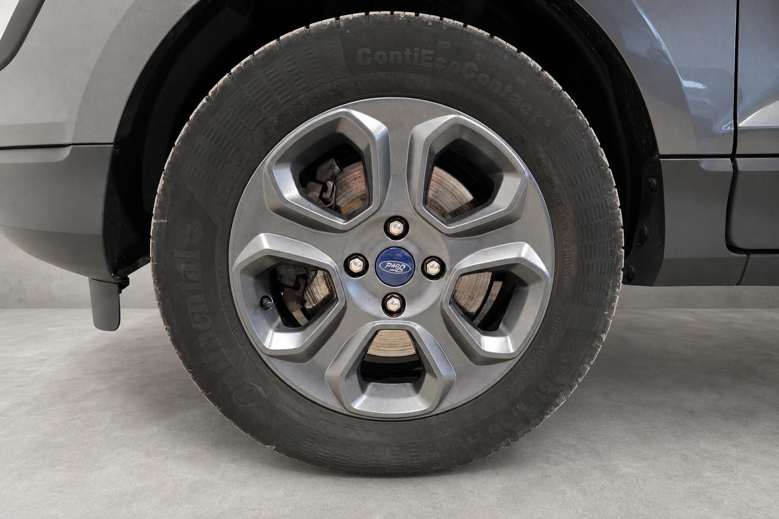 Ford Leichtmetallfelge mit Continental Reifen im Detail