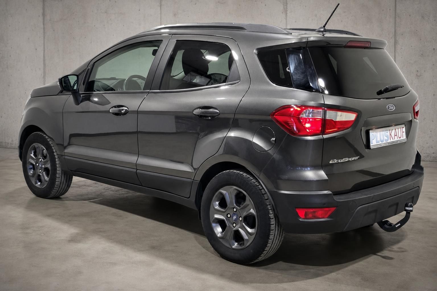 Ford EcoSport grau Heckansicht mit Anhaengerkupplung