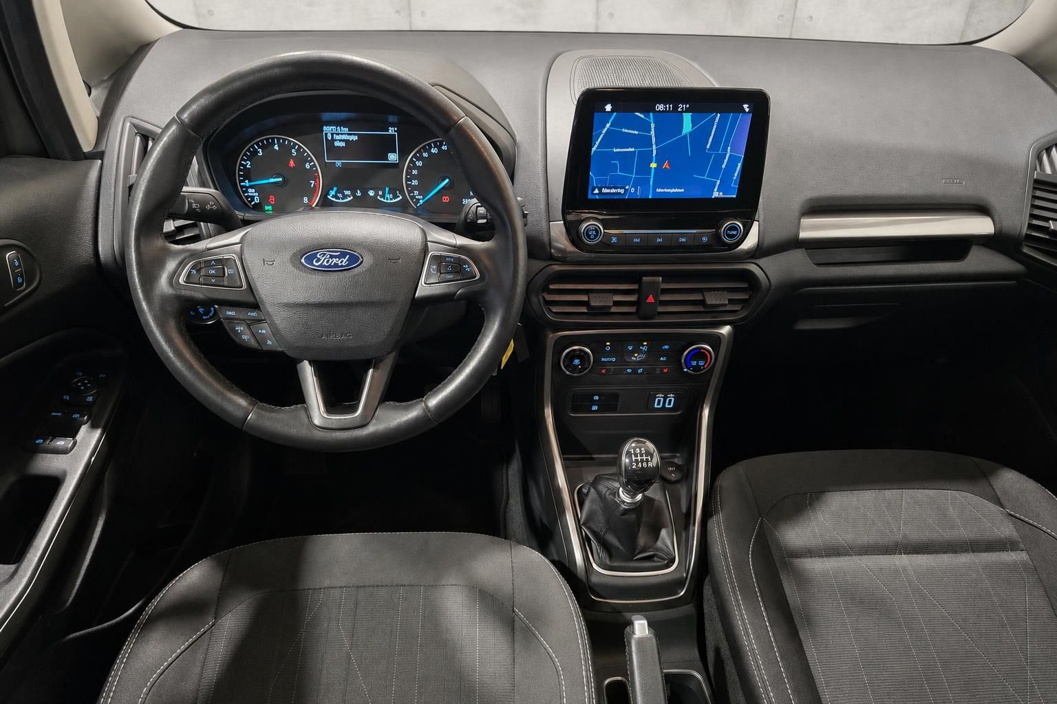 Ford EcoSport Cockpit mit Navigationssystem und Lederlenkrad im Detail