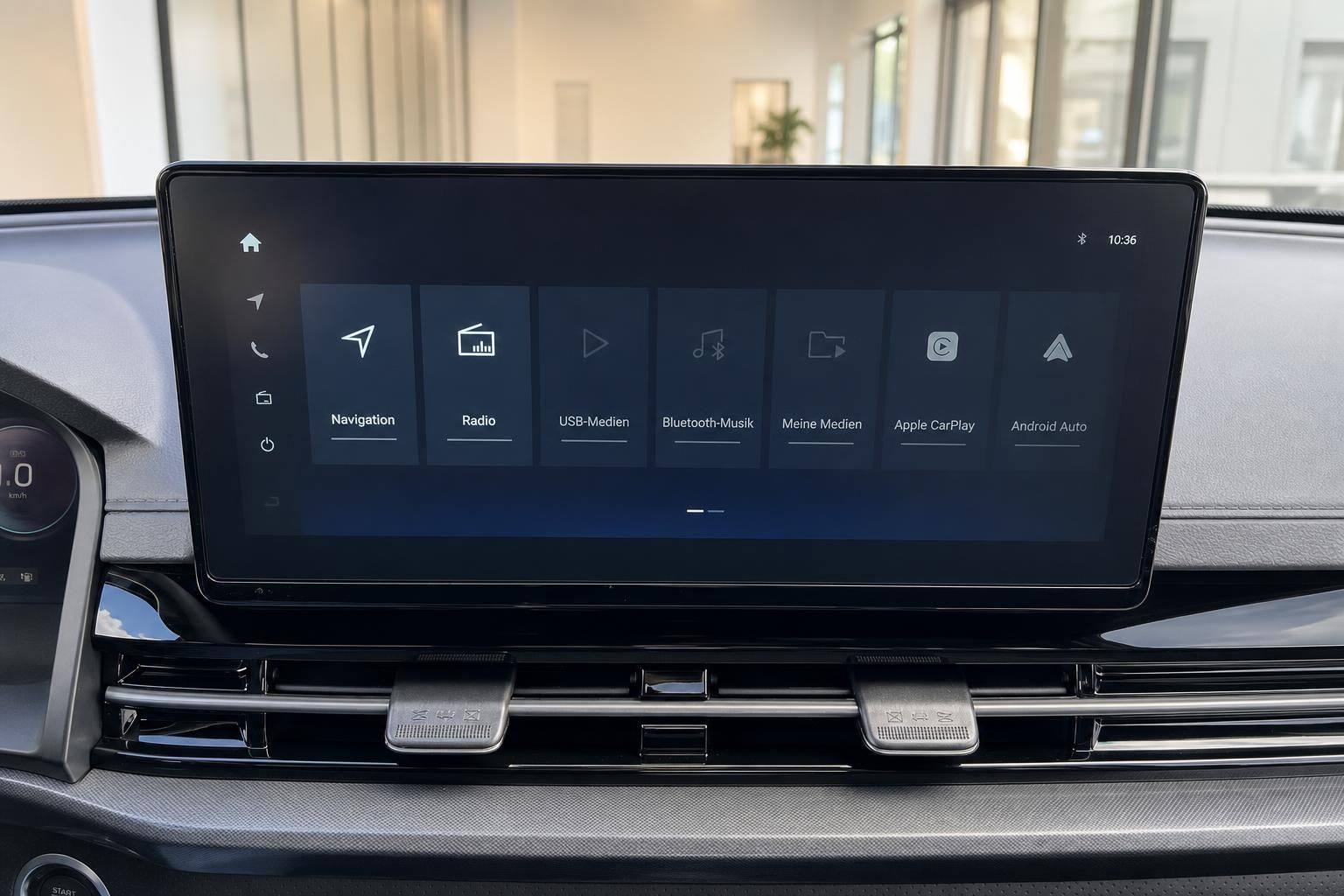 Fahrzeug Infotainment-System Display mit Navigation und Multimedia-Funktionen