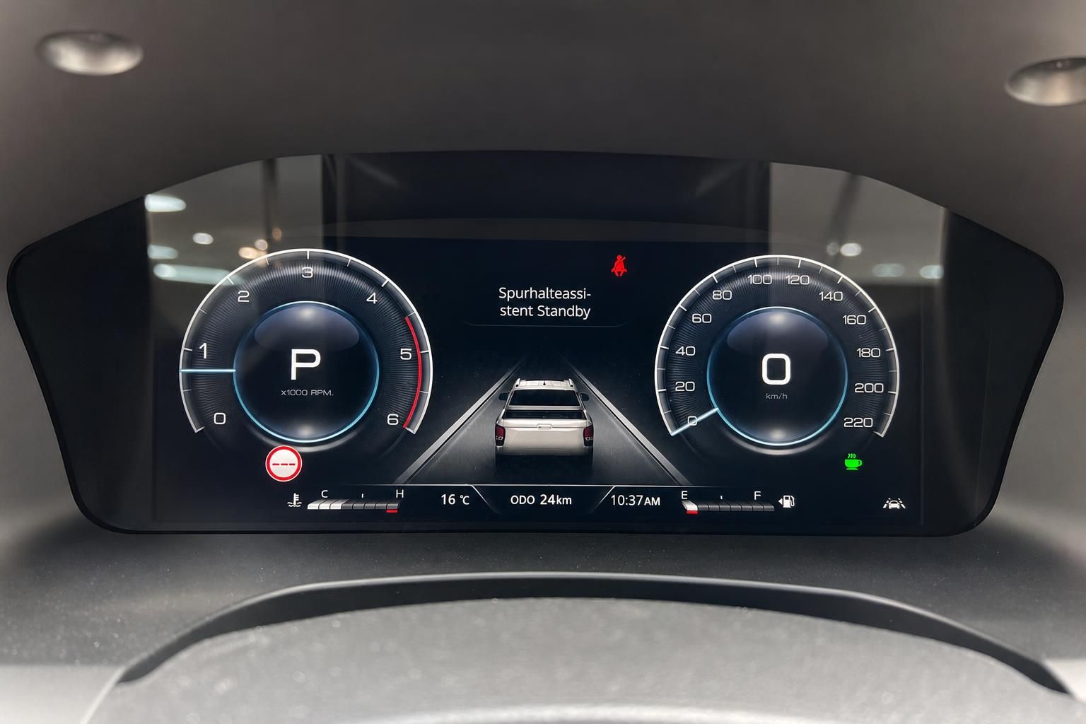Modernes Fahrzeug-Cockpit mit digitalem Tacho und Spurhalteassistent-Display