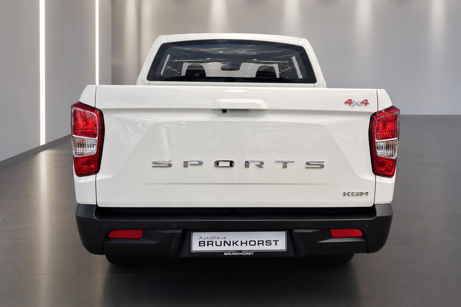 Weißer Pickup-Truck Heckansicht mit Sports-Schriftzug und Autohaus Brunkhorst Kennzeichen
