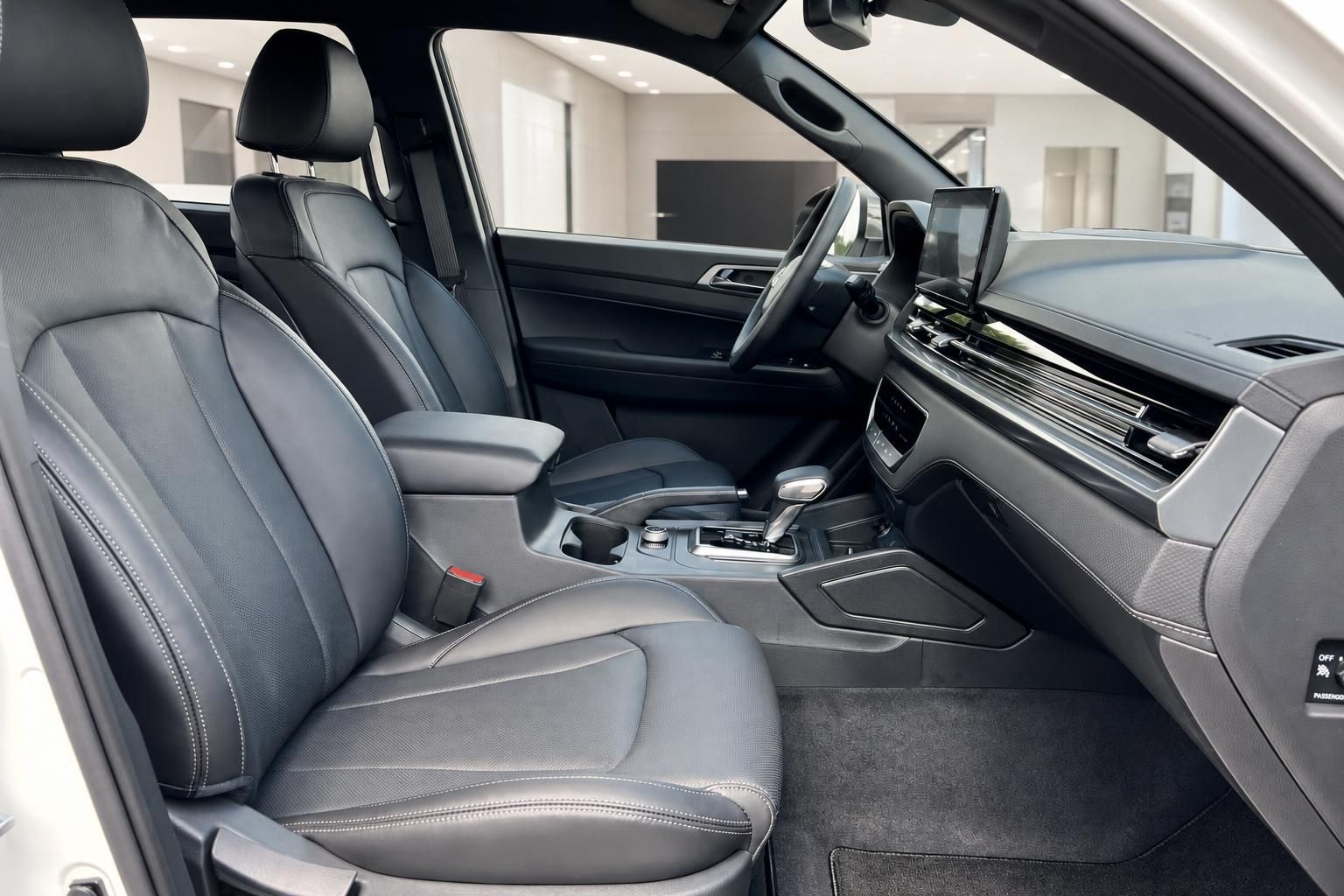 Fahrzeug Innenraum mit grauen Ledersitzen und modernem Dashboard Design