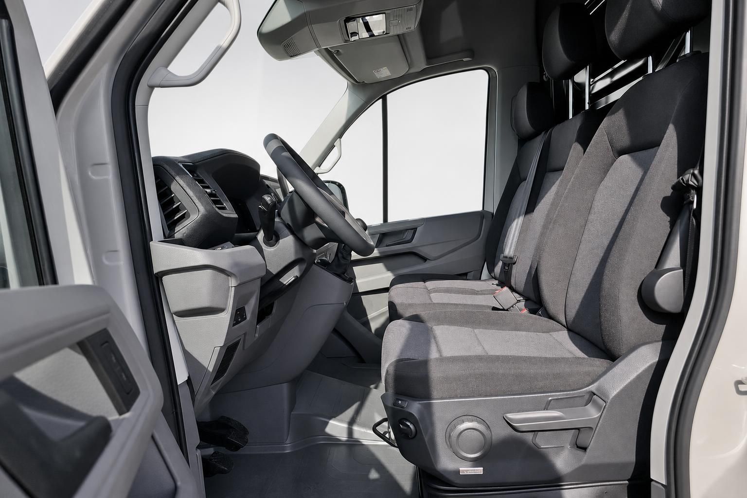 VW Crafter Innenraum, Fahrersitz und Cockpit im Detail