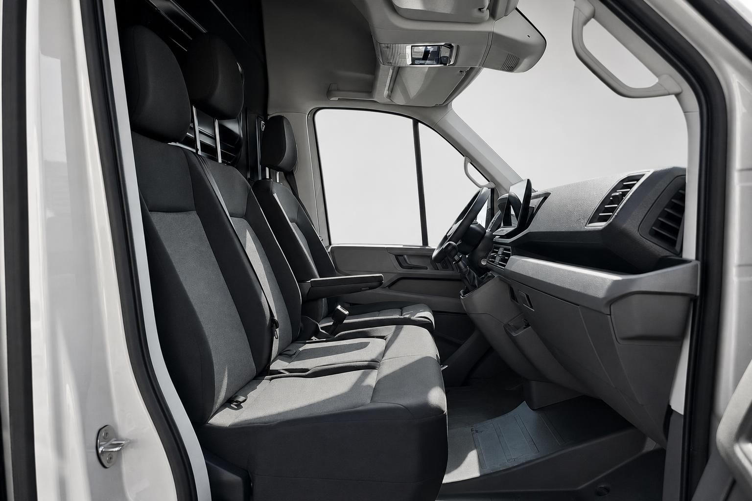 VW Crafter Innenraum mit Doppelsitzbank und Armaturenbrett