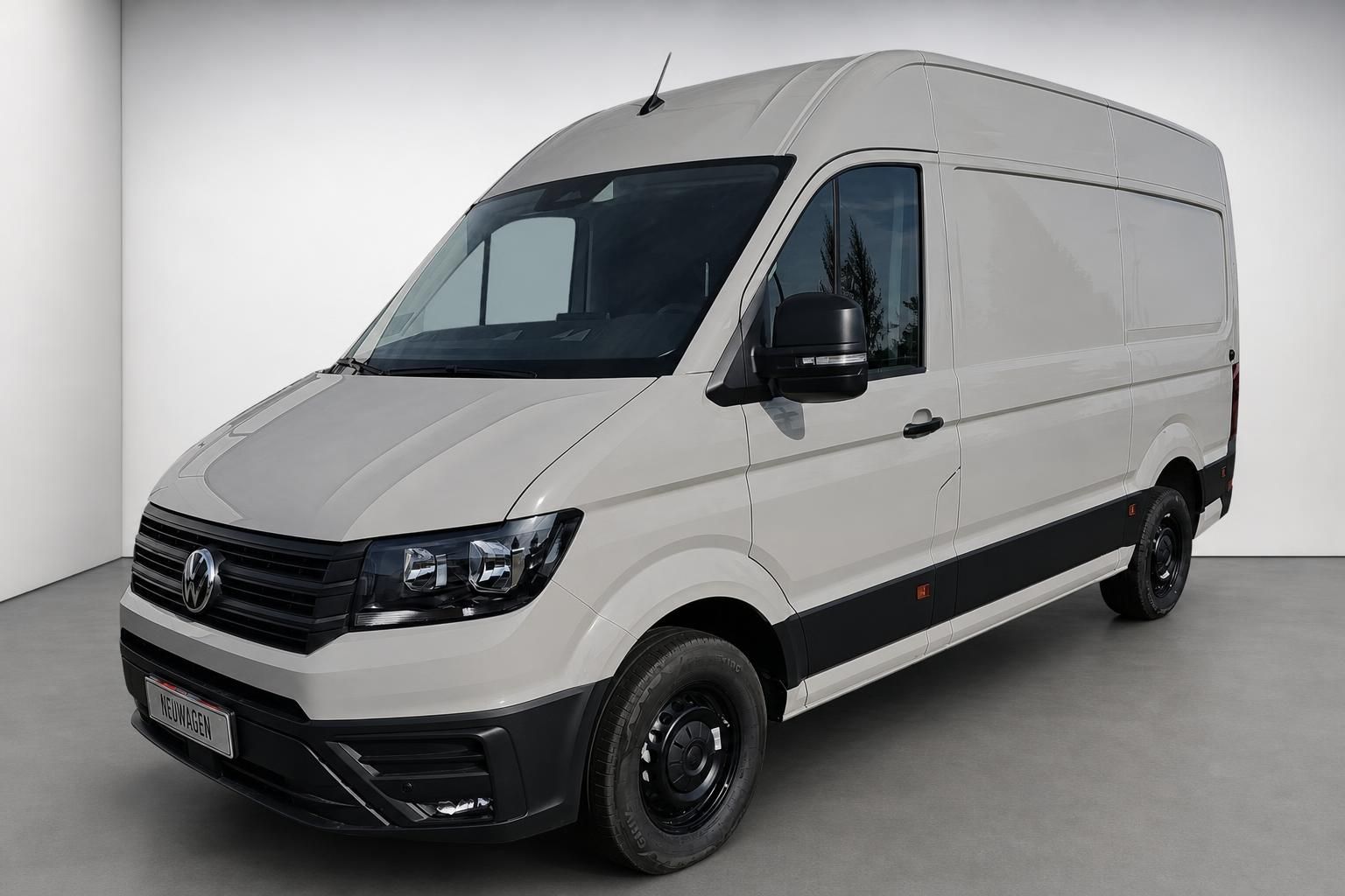 VW Crafter Kastenwagen Frontansicht schräg in Weiß als Neuwagen