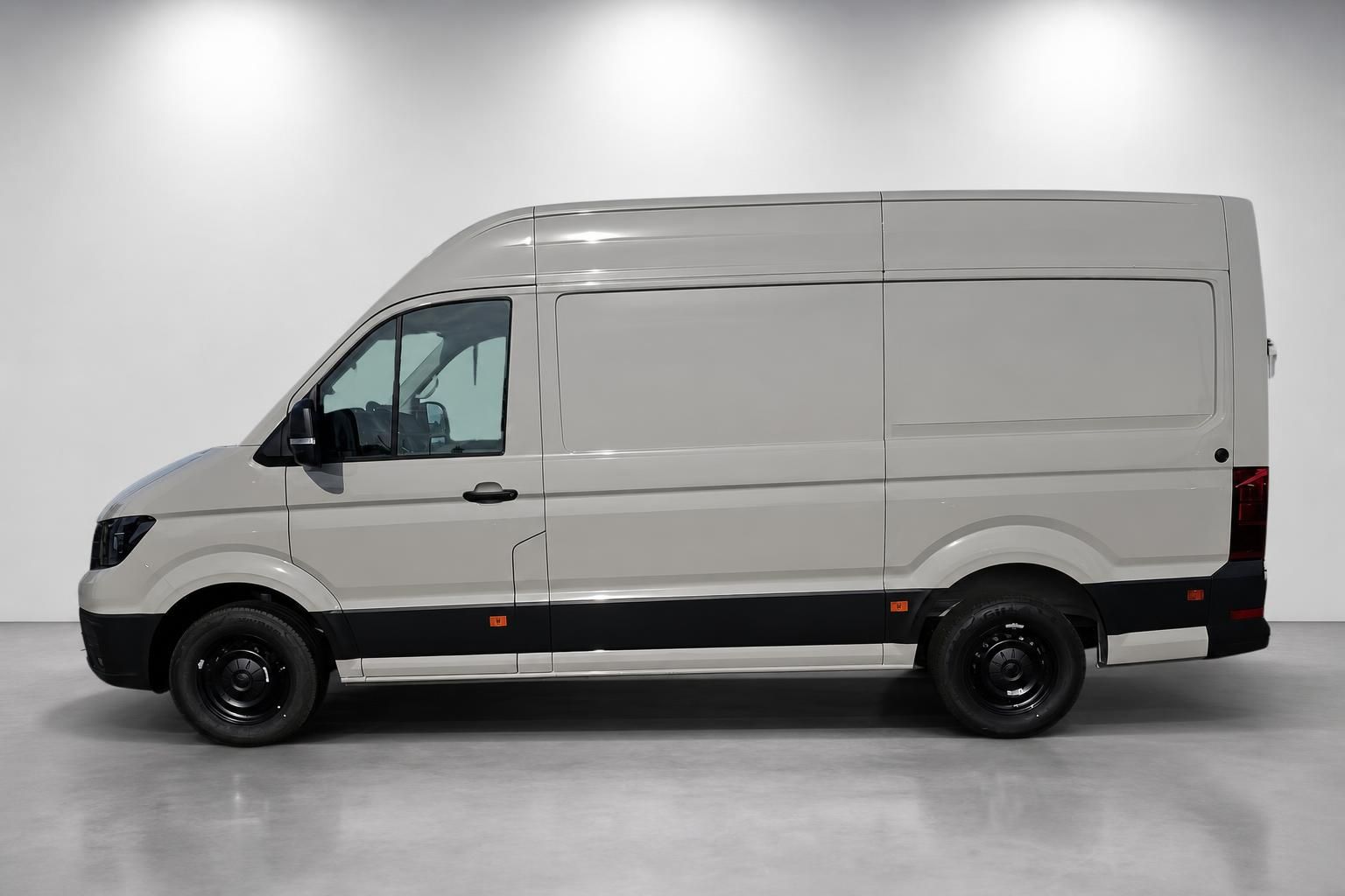 VW Crafter Kastenwagen Seitenansicht in Weiß als Neuwagen
