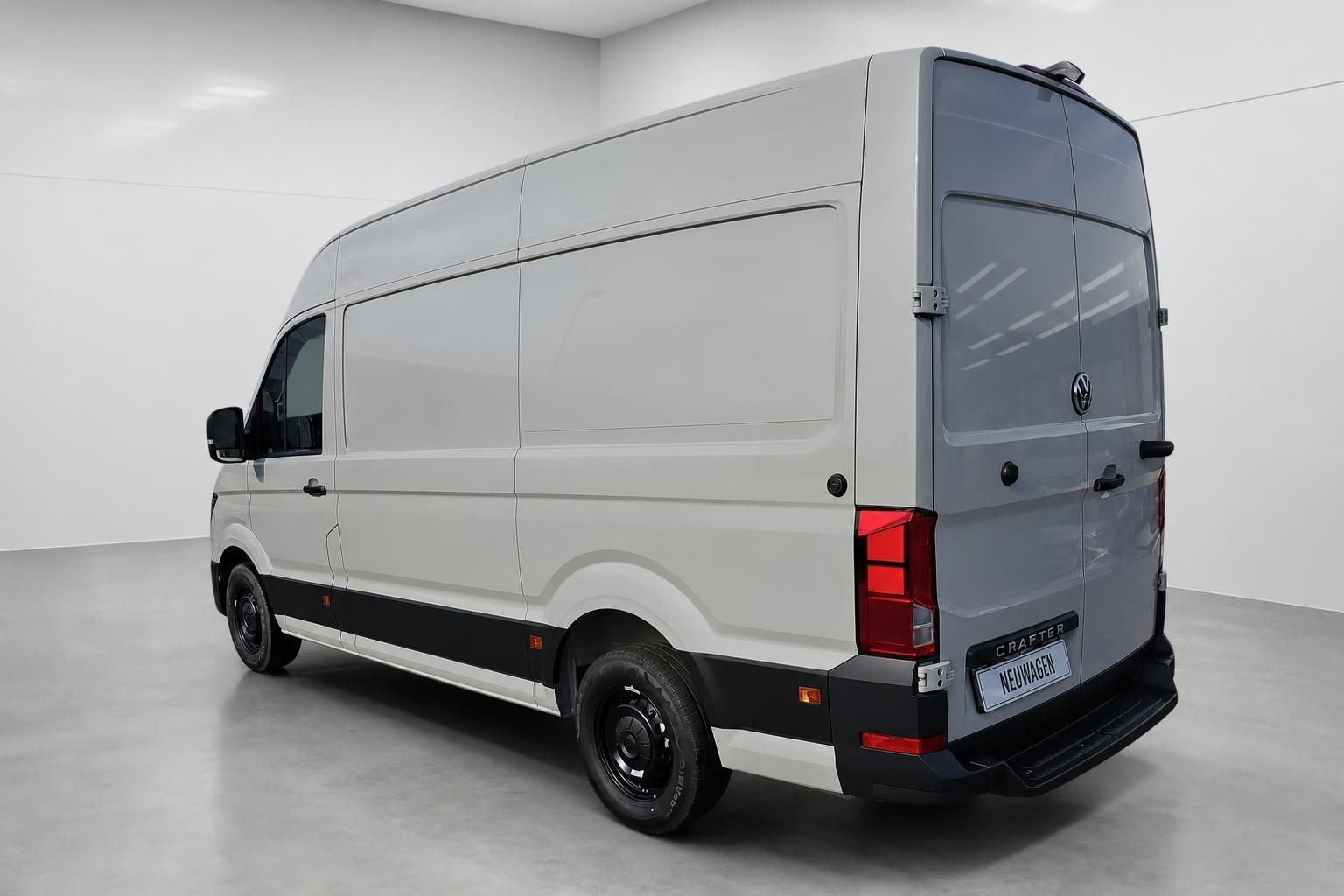 VW Crafter Transporter Heckansicht schräg in Weiß als Neuwagen