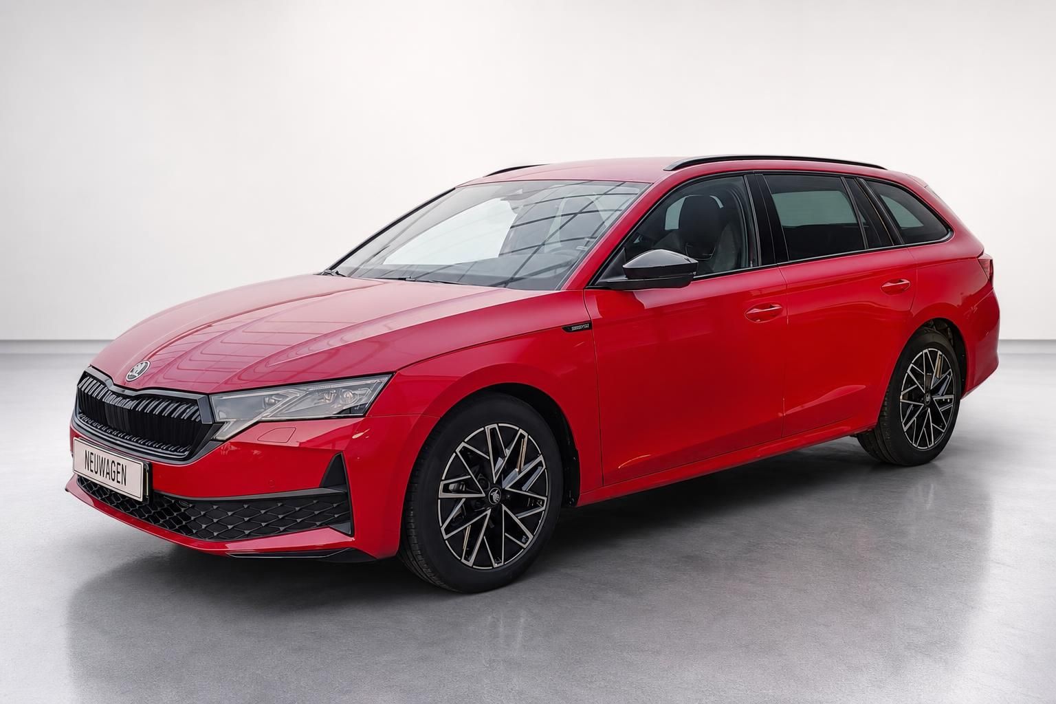 Roter Skoda Octavia Combi Neuwagen in Studioansicht von vorne seitlich