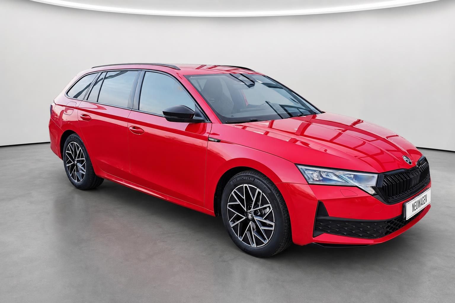 Roter Skoda Octavia Combi, Frontansicht schraeg im Showroom