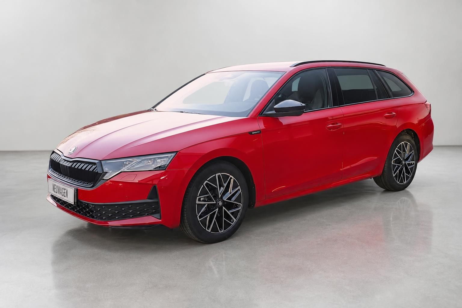 Roter Skoda Octavia Combi, Frontansicht schraeg als Neuwagen