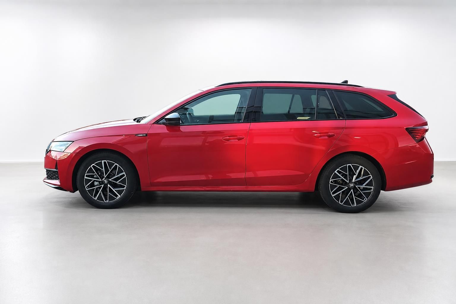 Skoda Octavia Combi rot, Seitenansicht im Studio fotografiert