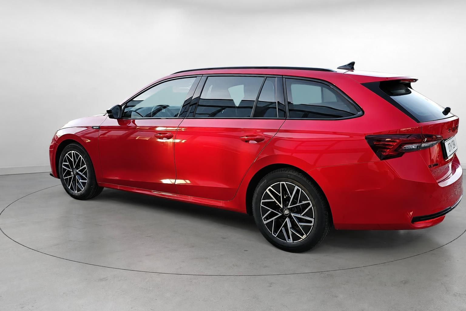 Skoda Octavia Combi rot, Heckansicht schraeg im Showroom