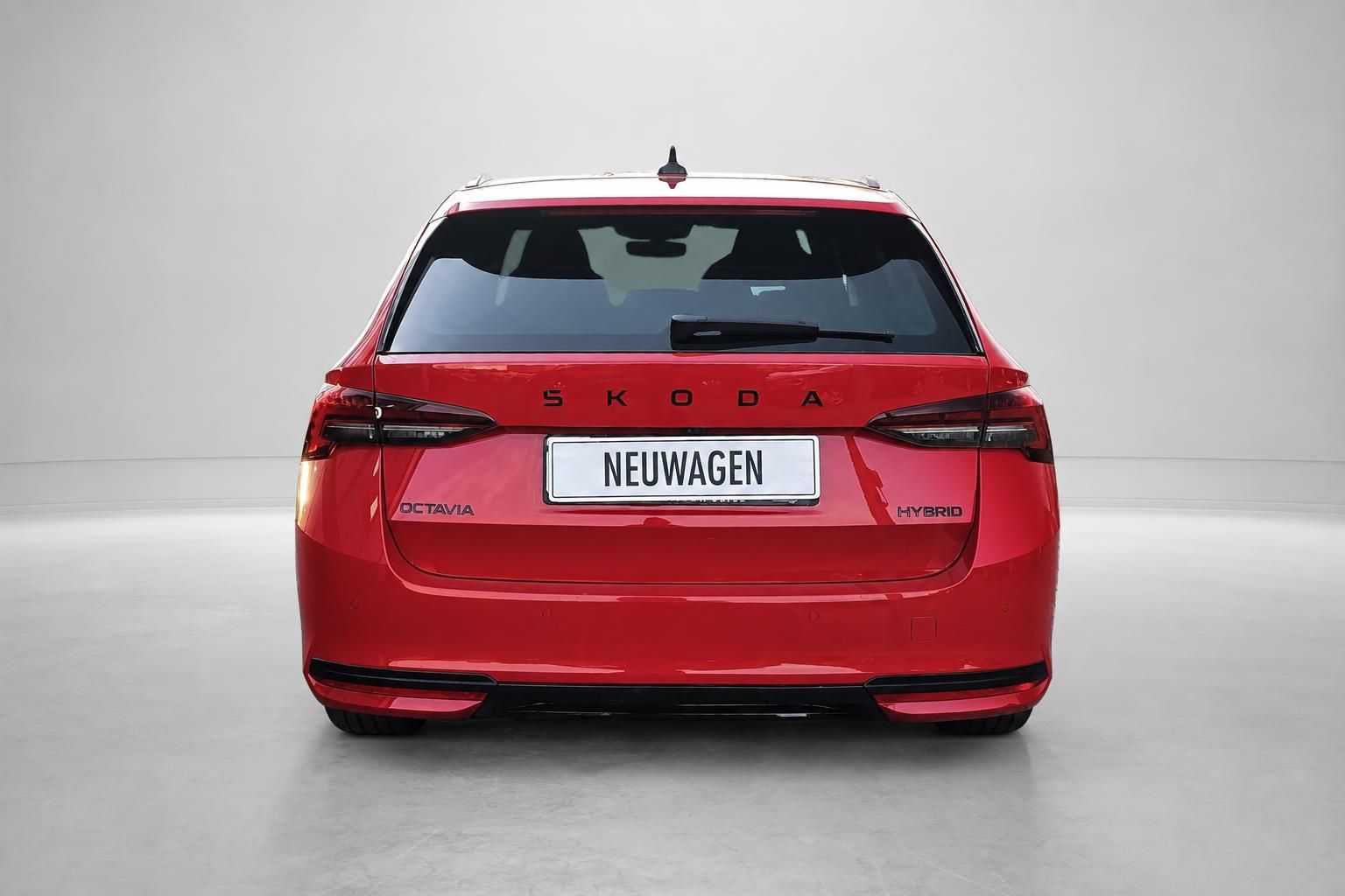 Skoda Octavia Combi Hybrid rot, Heckansicht als Neuwagen