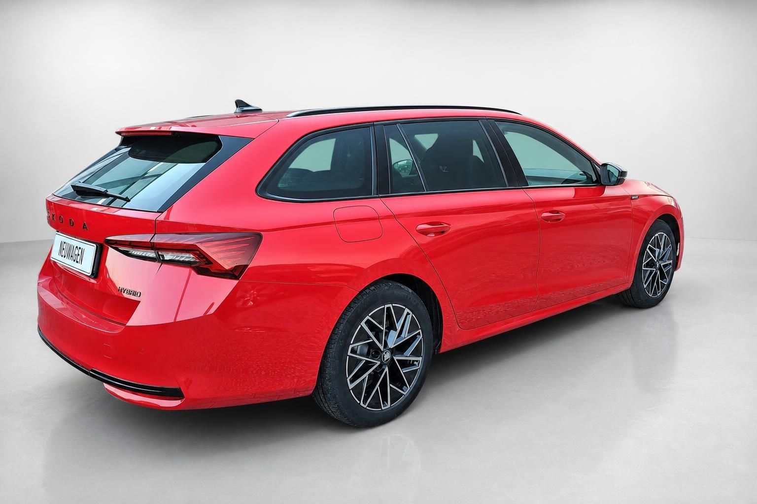 Skoda Octavia Combi Hybrid rot, Heck-Seitenansicht Neuwagen