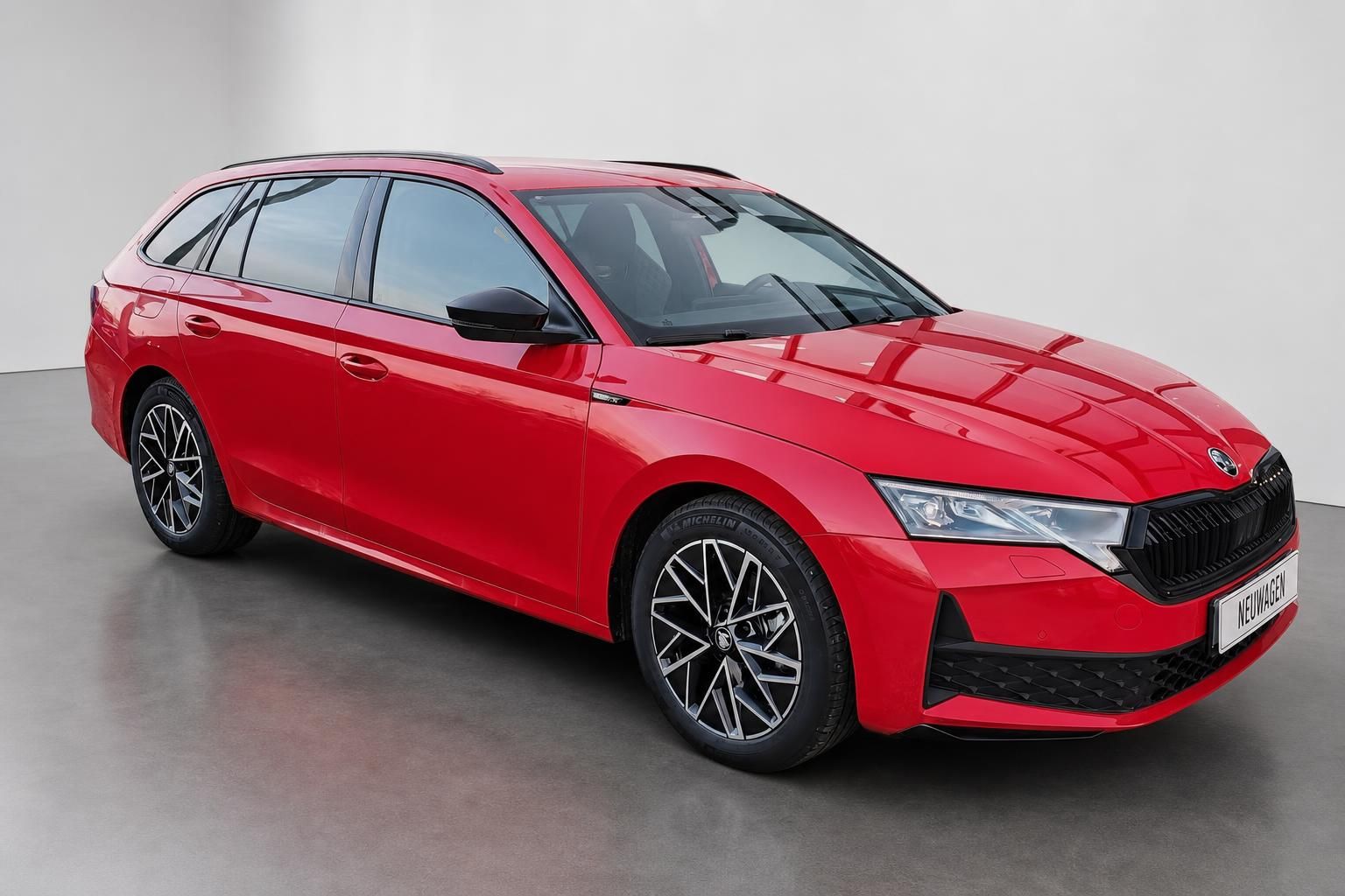 Skoda Octavia Combi Hybrid rot, Frontansicht schraeg Neuwagen