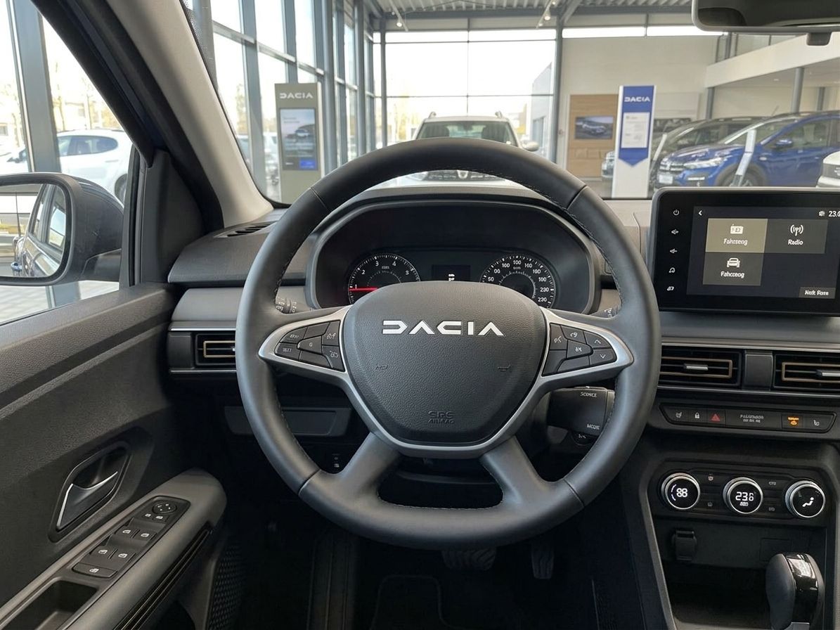 Dacia Fahrzeug Innenraum mit Lenkrad und Armaturenbrett im Autohaus