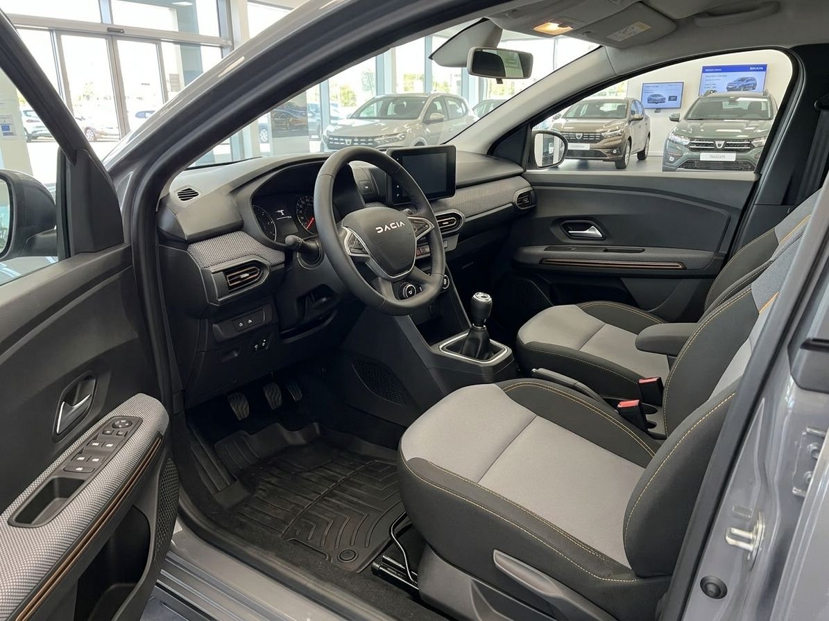 Dacia Fahrzeug Innenraum Fahrersitz und Cockpit mit Schaltgetriebe