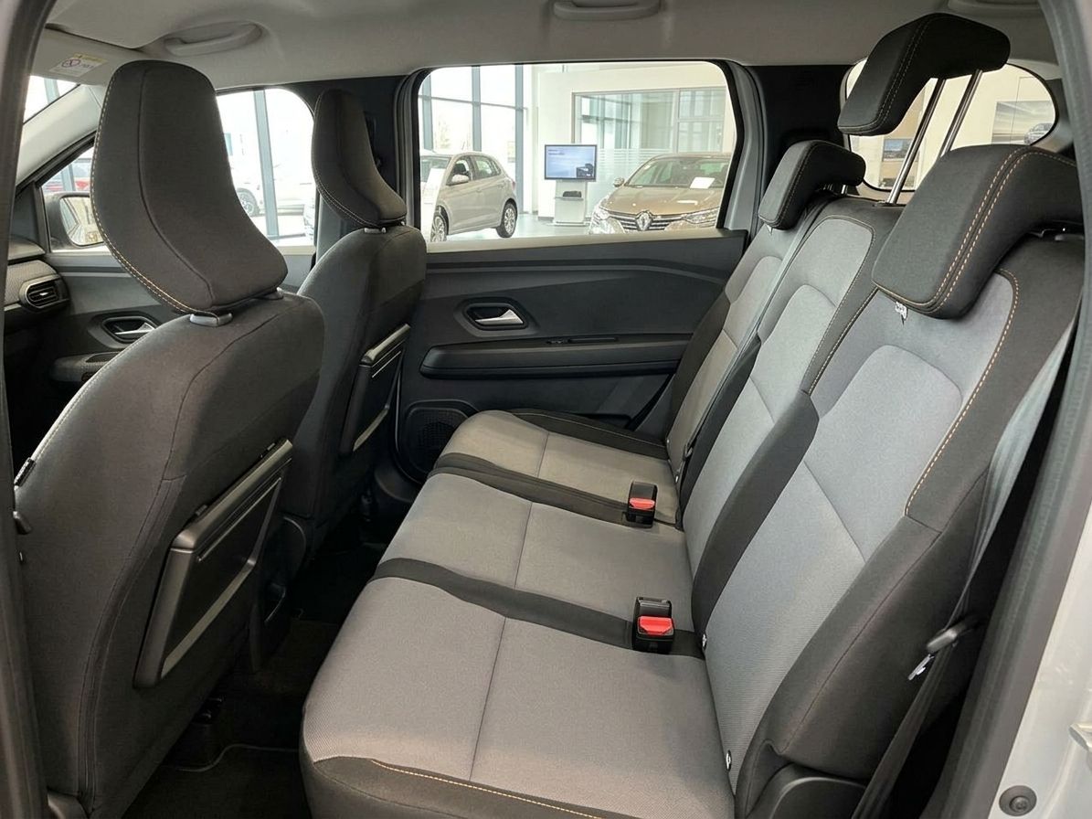 Dacia Fahrzeug Rücksitzbank und Innenraum von vorne fotografiert