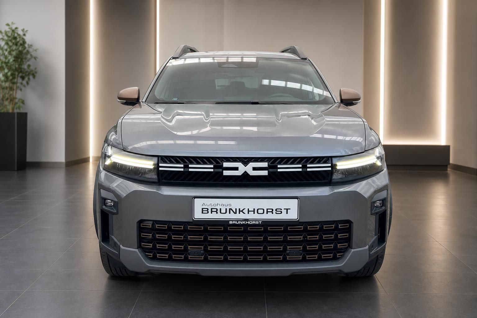 Dacia Bigster SUV grau Frontansicht mit LED-Scheinwerfern und charakteristischem Kühlergrill
