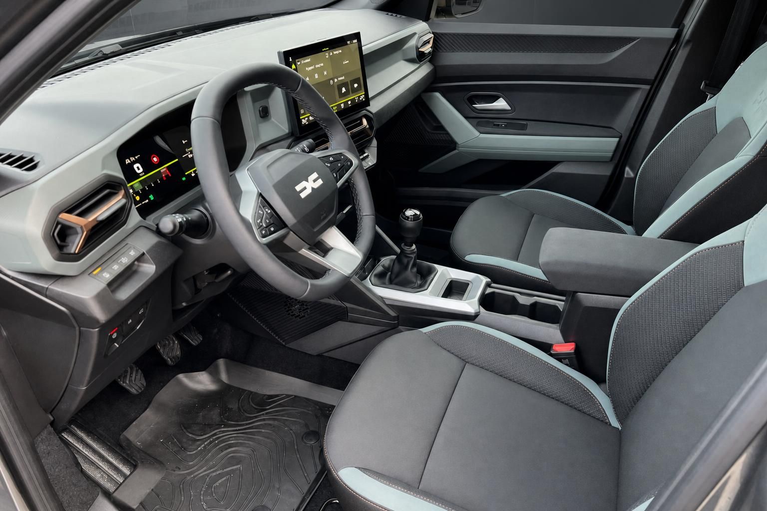 Dacia Bigster Innenraum Cockpit mit Touchscreen, Schaltgetriebe und grau-schwarzer Ausstattung