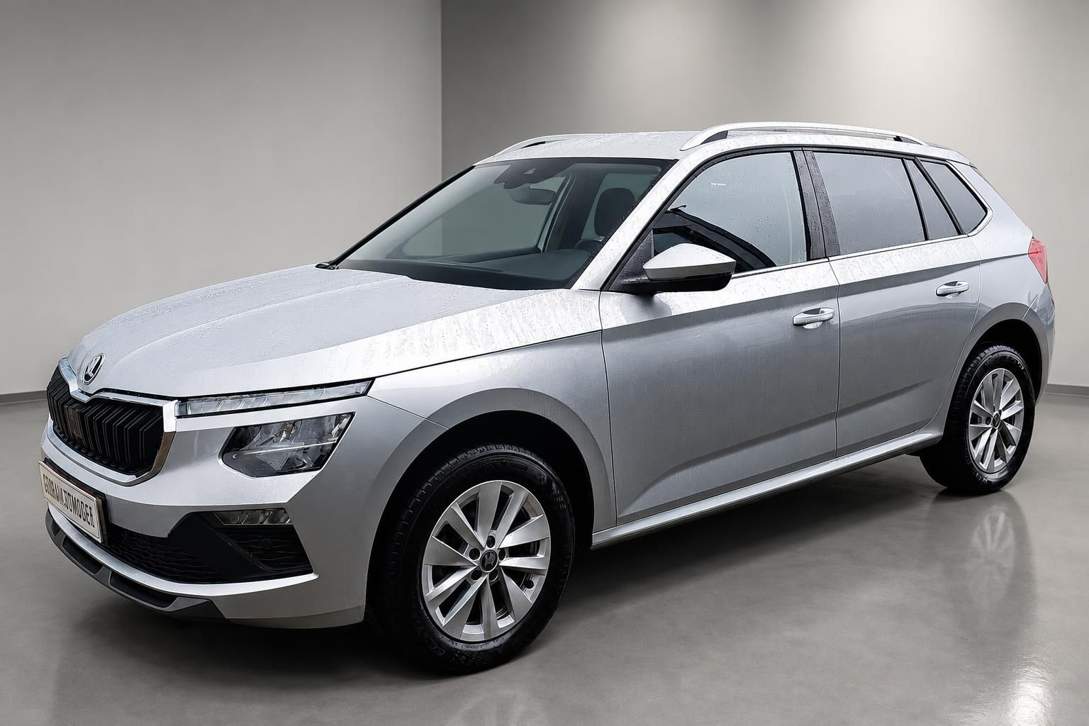Skoda Kamiq silber Frontansicht schraeg Gebrauchtwagen im Studio