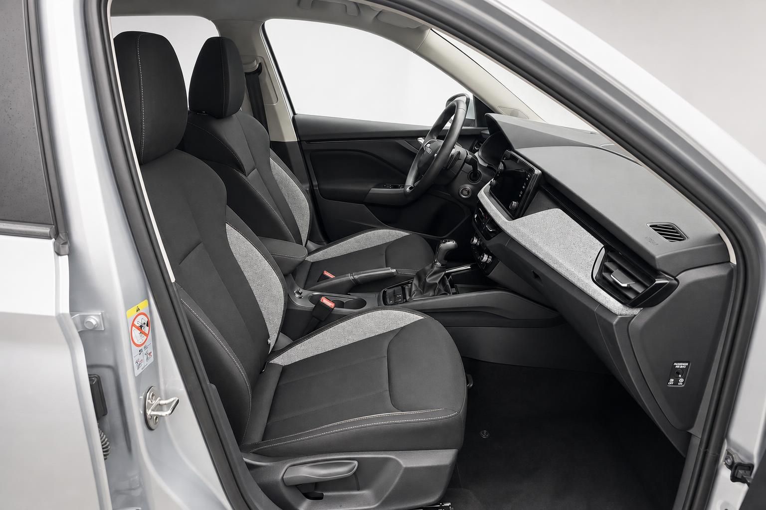 Skoda Innenraum Blick auf Vordersitze und Armaturenbrett von der Fahrertuer