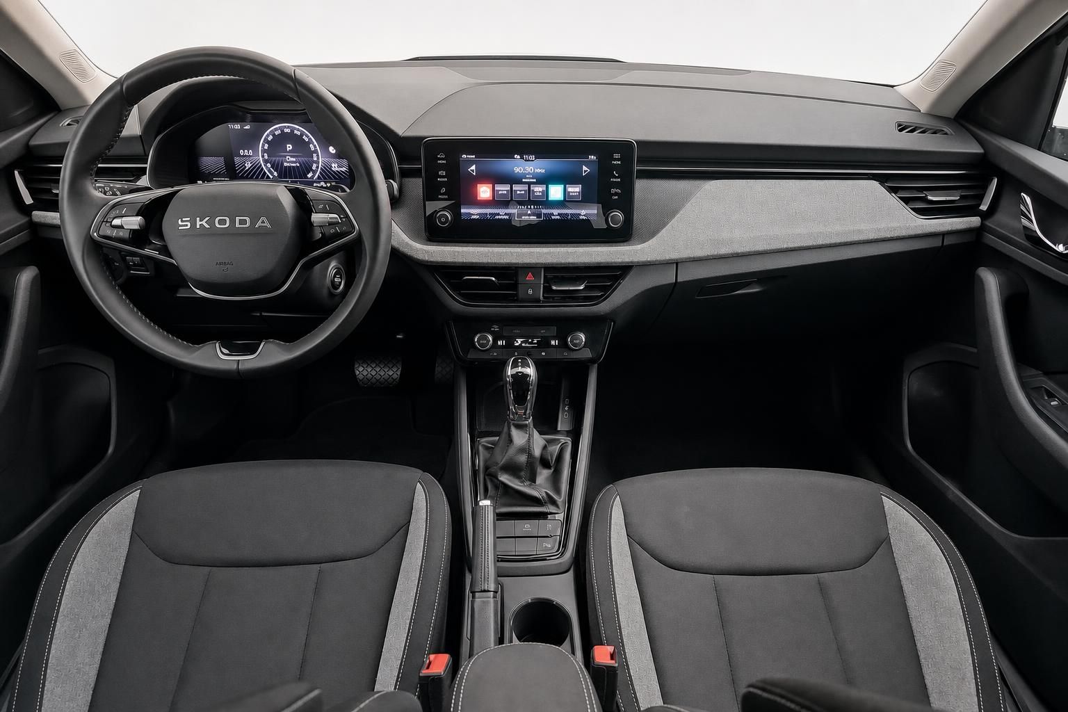 Skoda Cockpit mit Lenkrad, Digitaltacho und Infotainment-Bildschirm