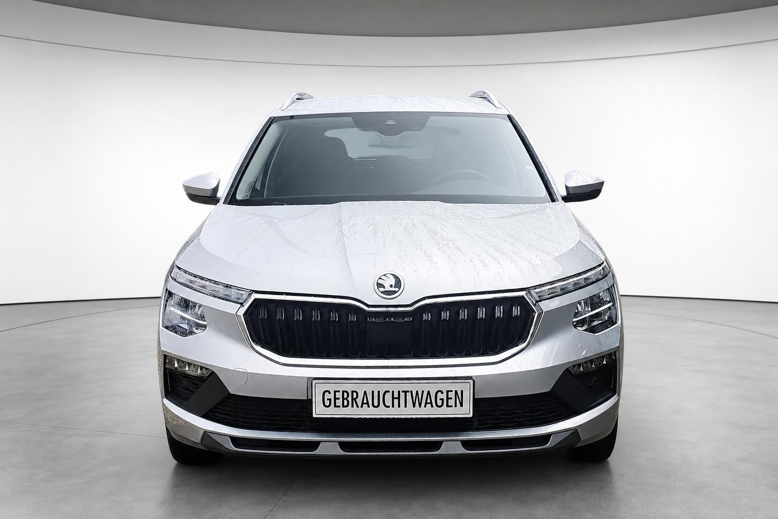 Skoda Kamiq Gebrauchtwagen in Silber, Frontansicht im Studio