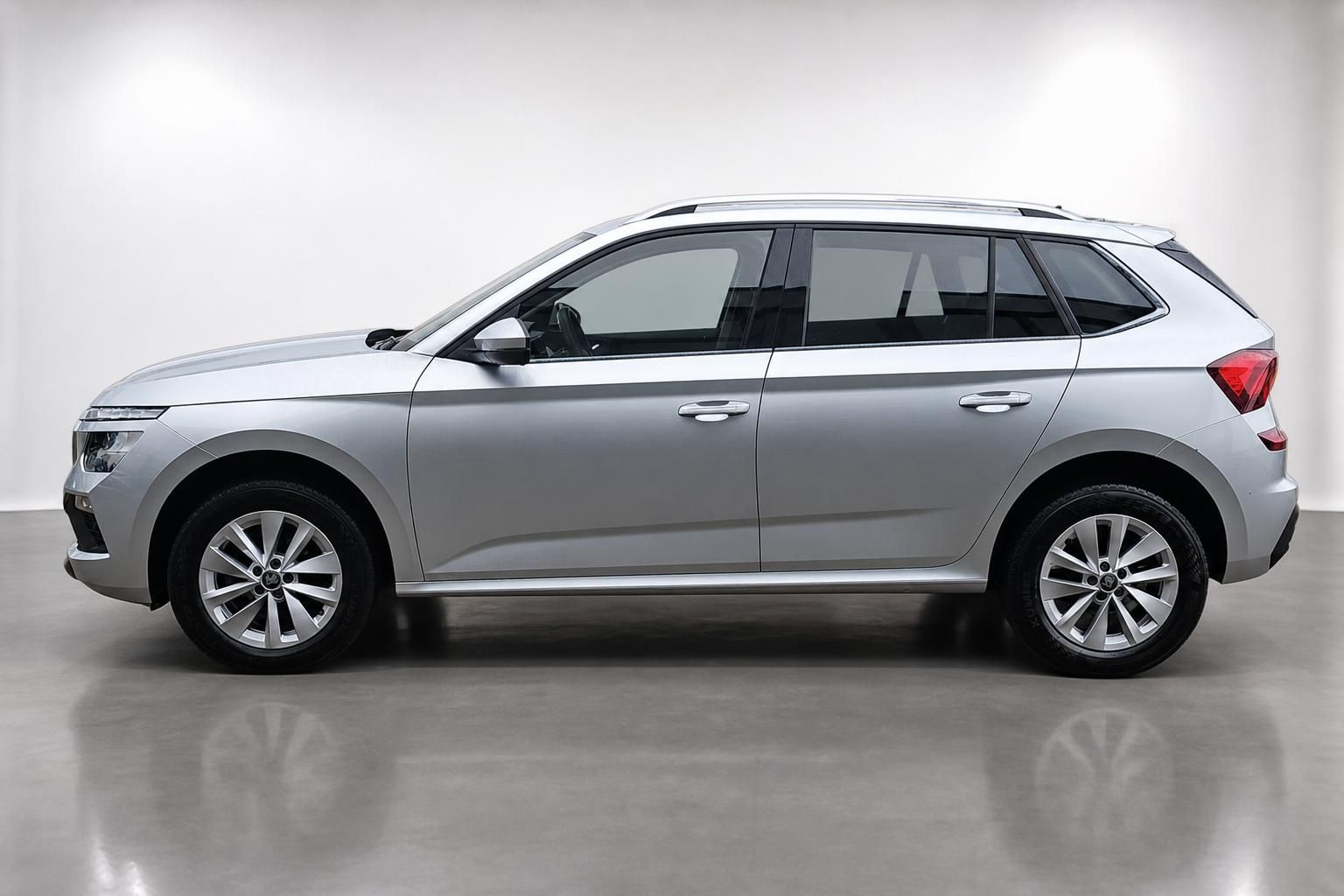 Skoda Kamiq in Silber, Seitenansicht des Gebrauchtwagens