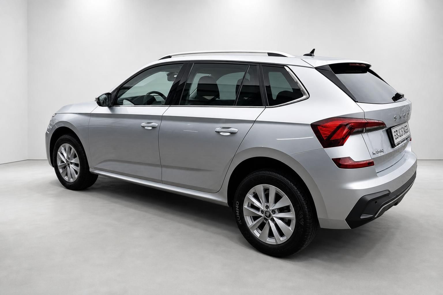 Skoda Kamiq Silber, Heckansicht schräg von hinten im Studio