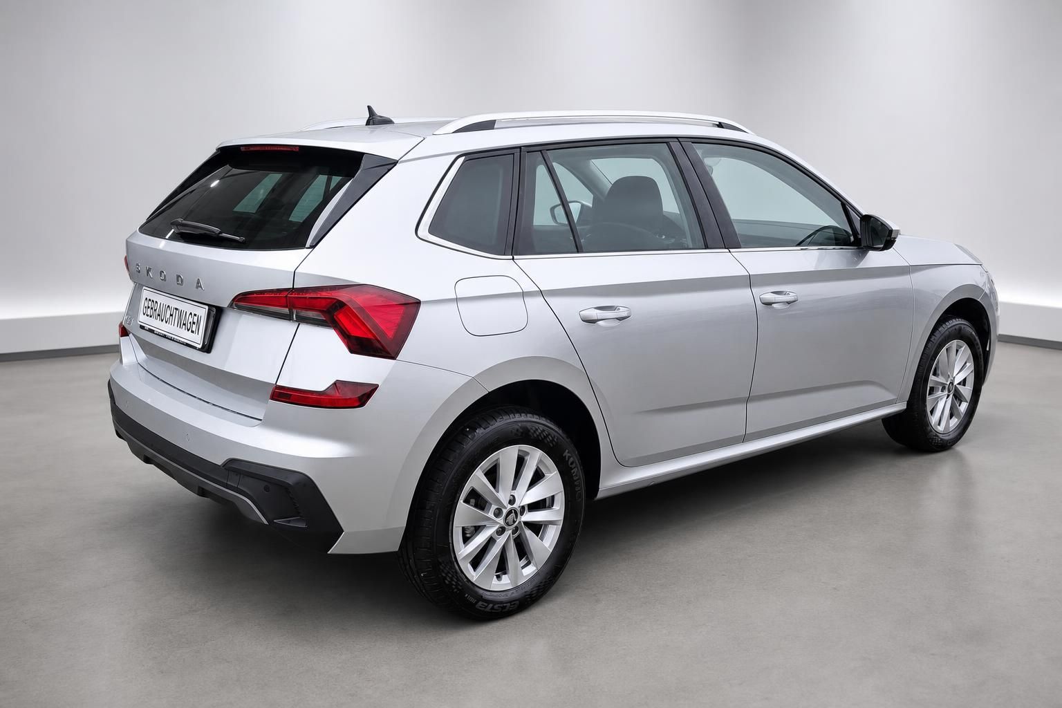 Skoda Kamiq silber Heckansicht Gebrauchtwagen im Studio