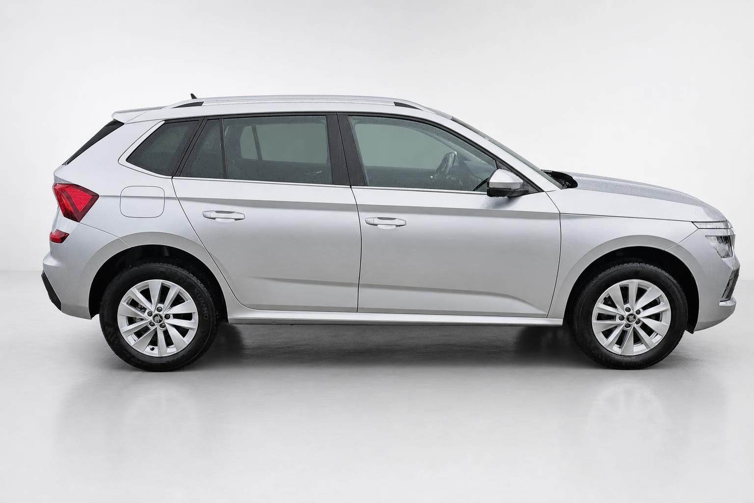 Skoda Kamiq silber Seitenansicht Gebrauchtwagen Studioaufnahme