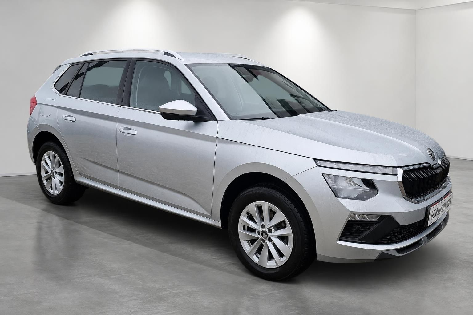 Skoda Kamiq silber Frontansicht schraeg Gebrauchtwagen Studio