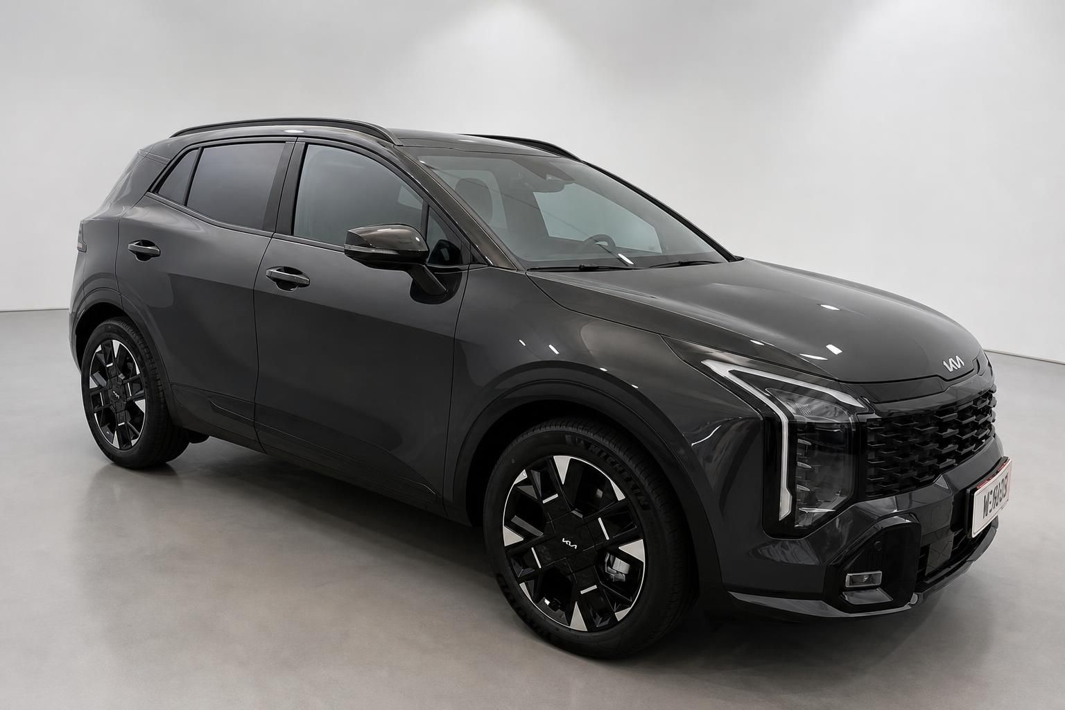Kia Sportage in Schwarz, Frontansicht schräg im Studio