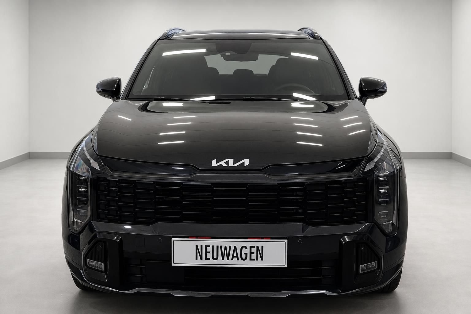 Kia SUV in Schwarz, Frontansicht im Studio mit Kia-Logo am Kuehlergrill