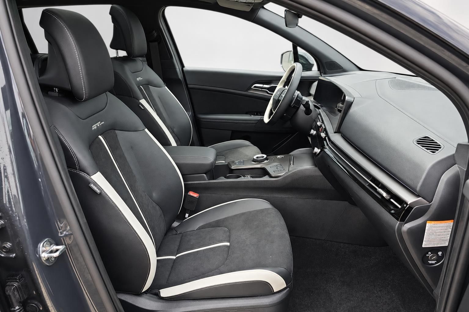 Kia GT-Line Innenausstattung mit Sportsitzen und modernem Cockpit
