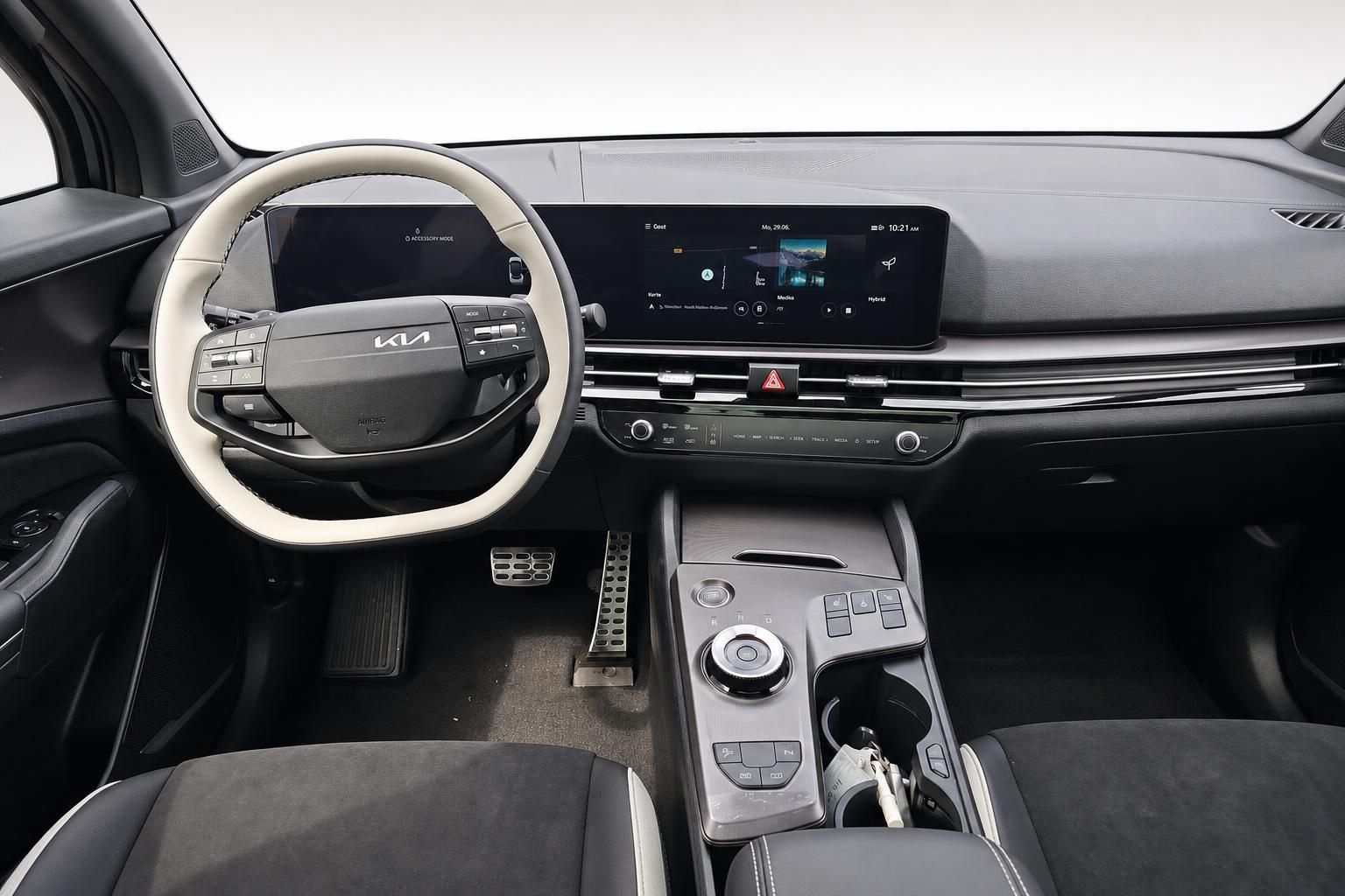 Kia Cockpit mit Lenkrad, Doppelbildschirm und Mittelkonsole im Detail