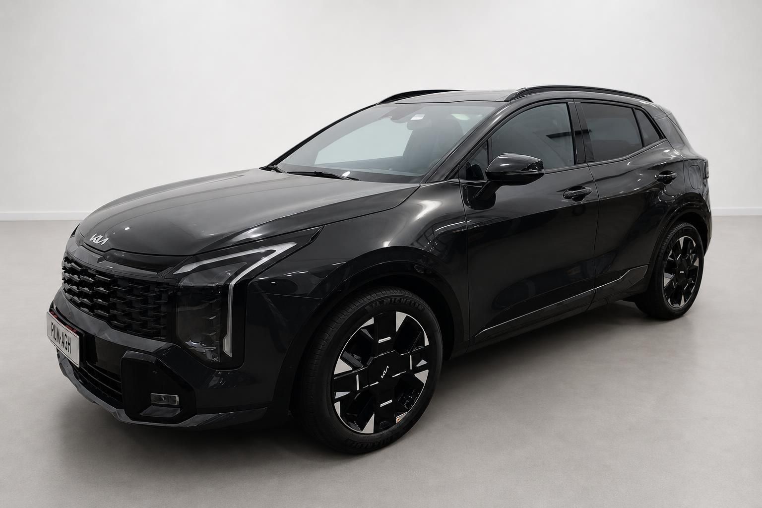 Kia SUV schwarz, Frontansicht mit Kennzeichen