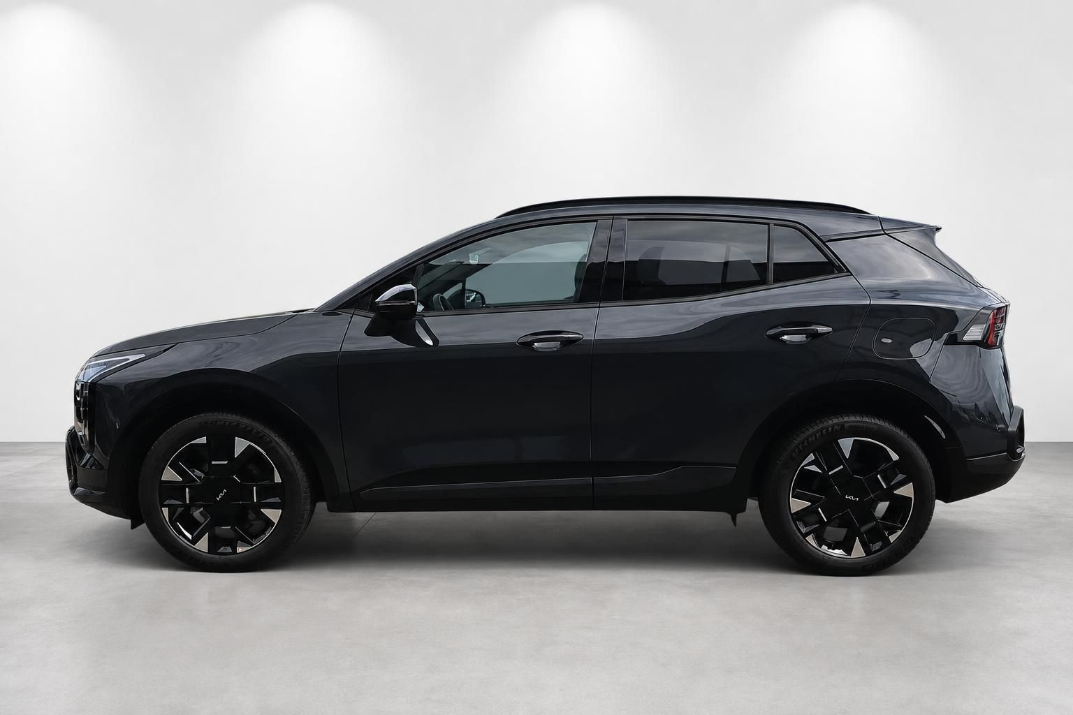 Kia SUV in Schwarz, Seitenansicht im Studio