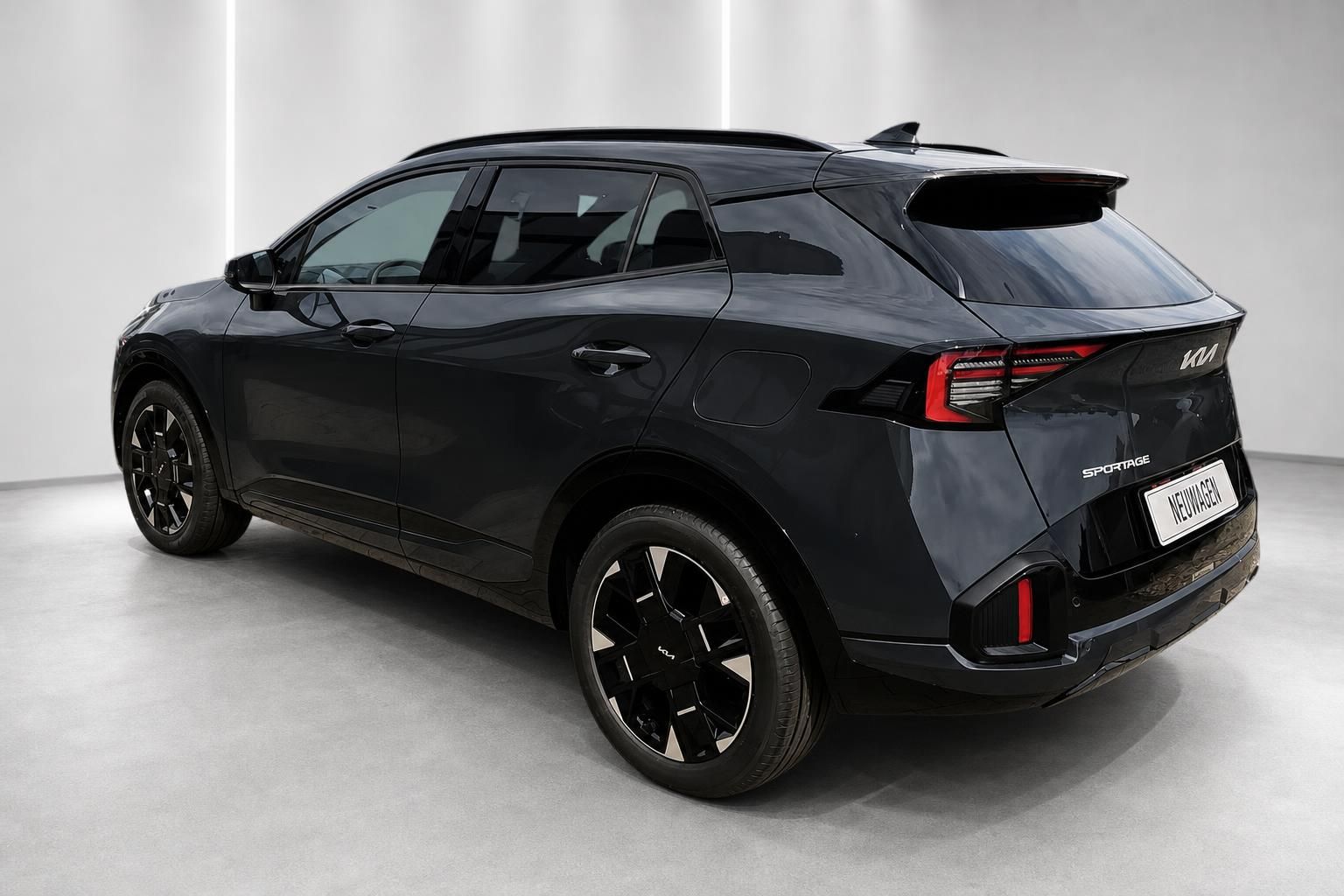 Kia Sportage in Schwarz, Heckansicht schräg im Studio