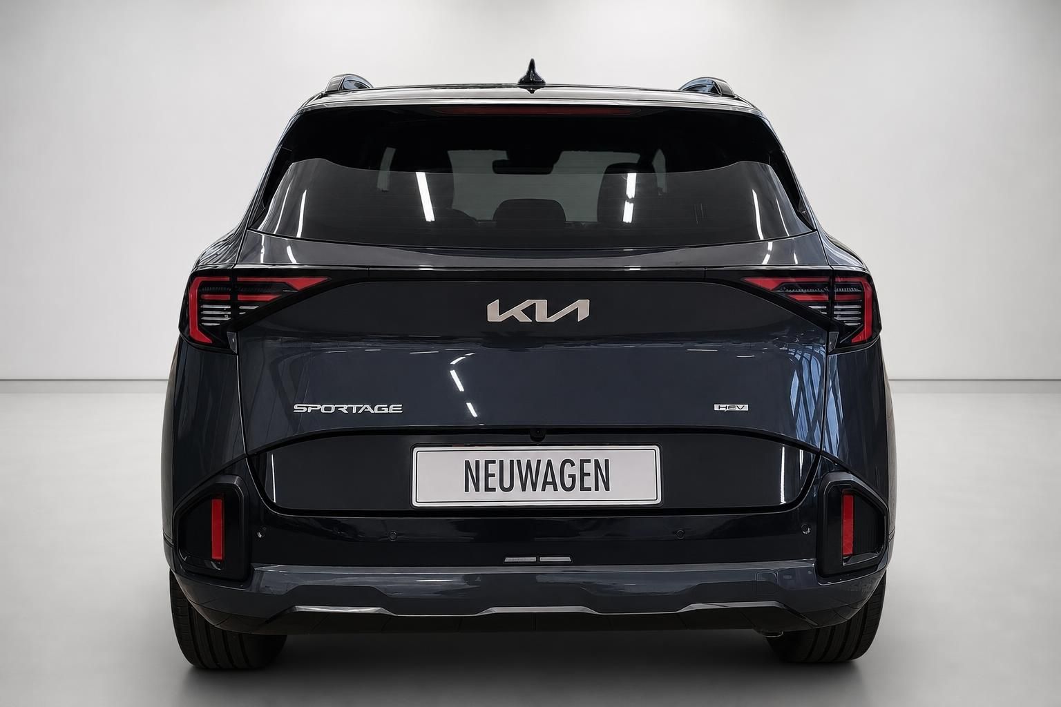 Kia Sportage HEV Neuwagen, direkte Heckansicht im Studio