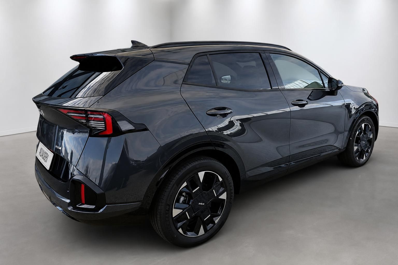 Kia Sportage in Schwarz, Heckansicht seitlich im Studio