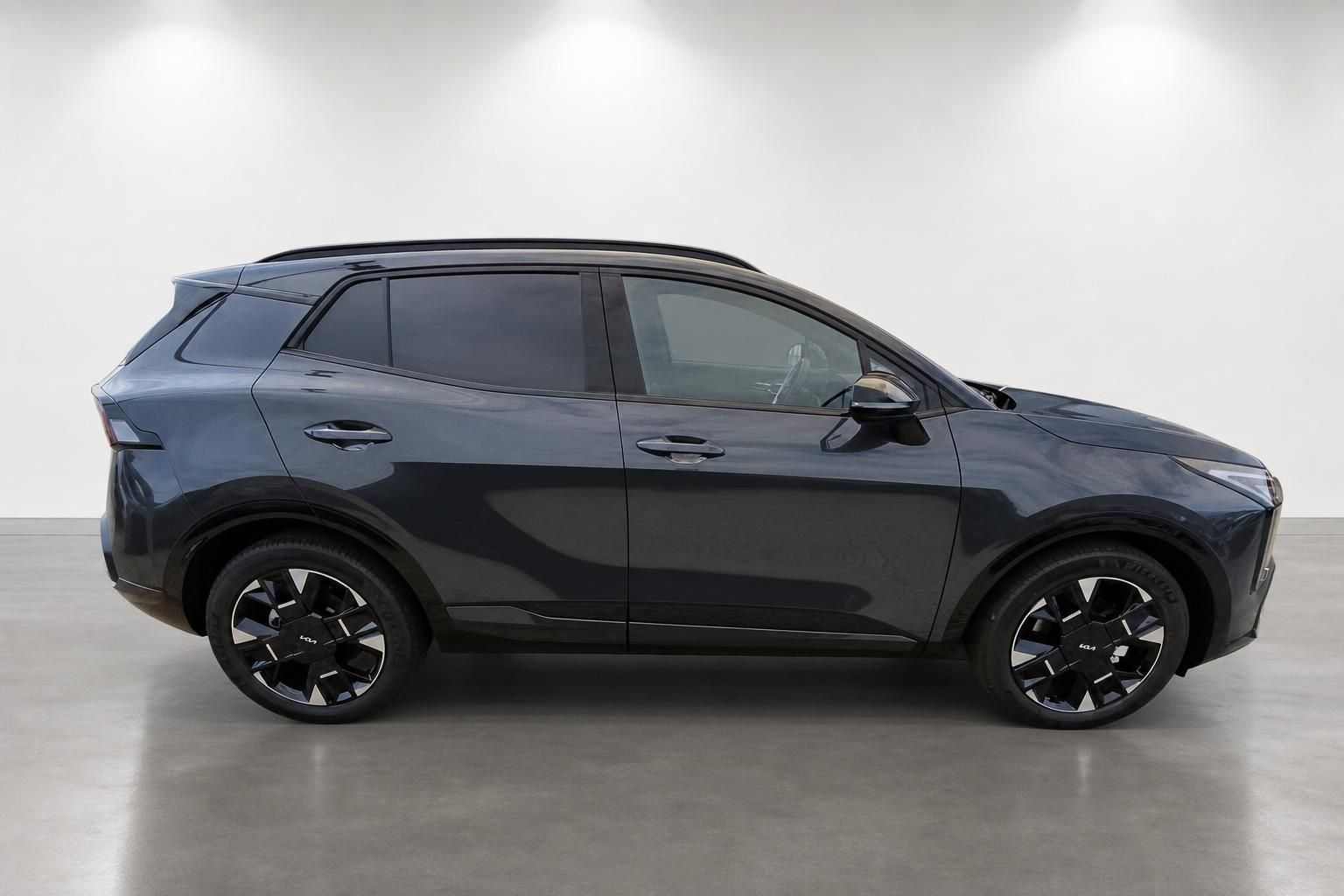 Kia Sportage in Grau, Seitenansicht im Fotostudio