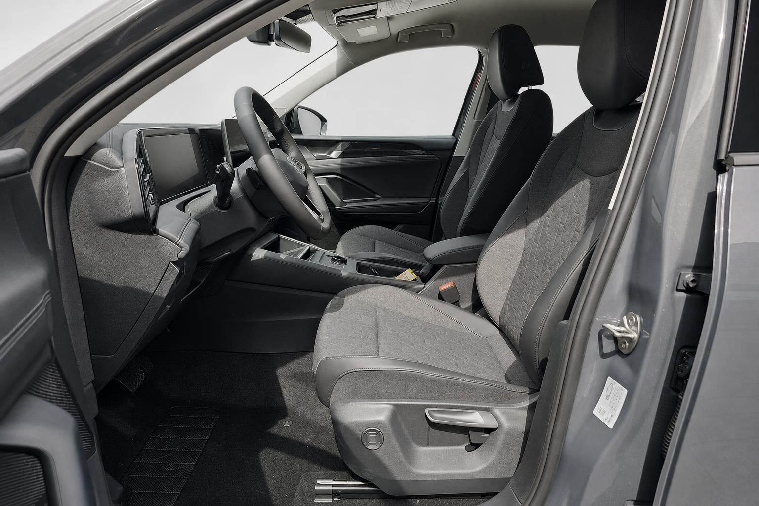 Innenraum VW mit Vordersitzen und Cockpit, Blick durch offene Tuer