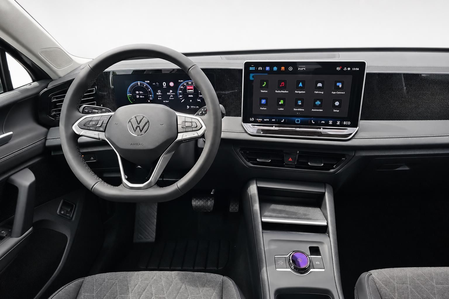 VW Cockpit mit Lenkrad, Digitaltacho und Touchscreen Display