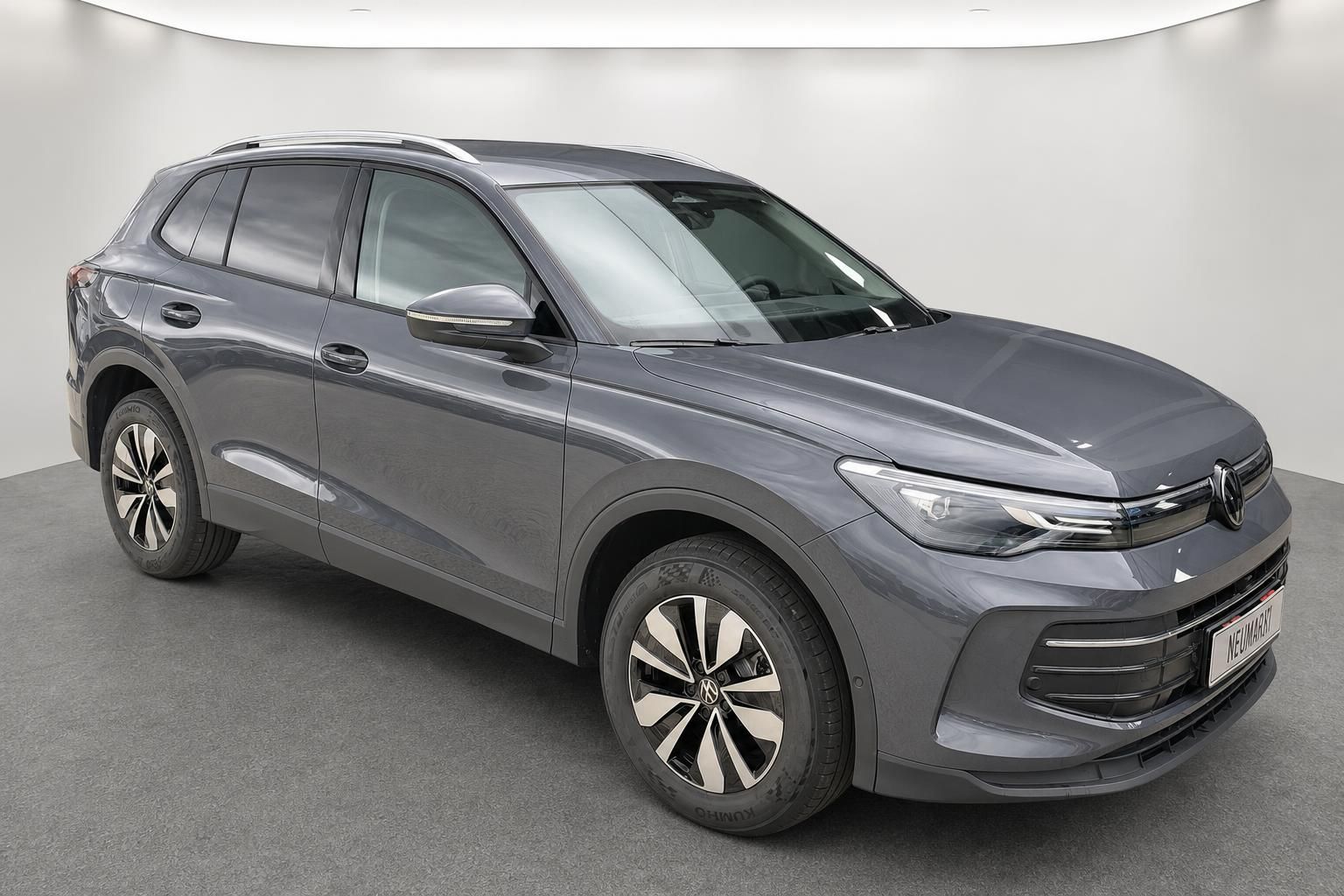 VW Tiguan grau Frontansicht Seite im Studio